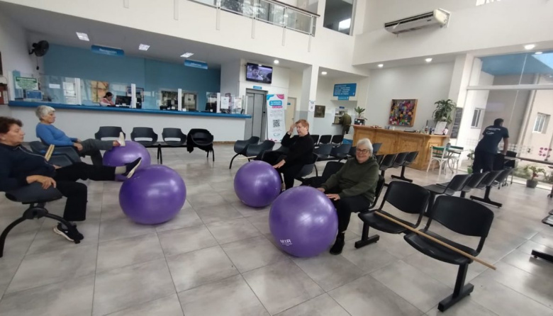 Adultos mayores participan de una propuesta que combina salud y deporte en el Hospital de San Clemente del Tuyú