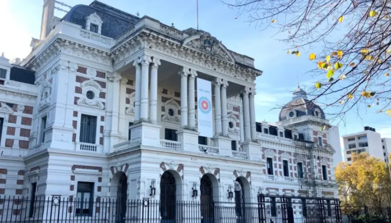 Kicillof propuso una suba del 4,5% y cerró el primer acuerdo paritario del año, con estatales y docentes