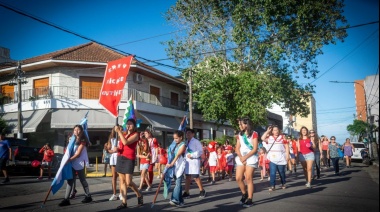 Con un desfile multitudinario y tres noches de festejos en comunidad, Santa Teresita celebró a lo grande