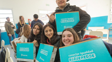 Más de 600 estudiantes de sexto año de la secundaria ya recibieron sus computadoras del Programa Conectar Igualdad Bonaerense
