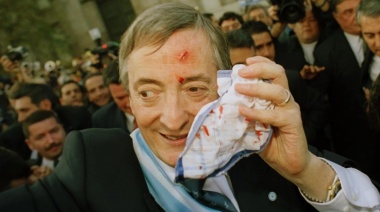 A 20 años de la asunción de Néstor Kirchner: las mejores fotos y el blooper con el periodista que le abrió la cabeza