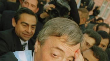 A 20 años de la asunción de Néstor Kirchner: las mejores fotos y el blooper con el periodista que le abrió la cabeza