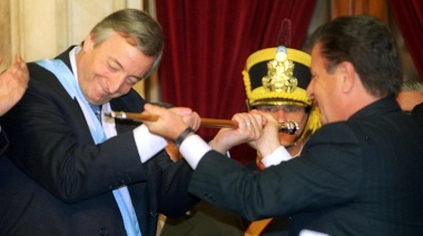 A 20 años de la asunción de Néstor Kirchner: las mejores fotos y el blooper con el periodista que le abrió la cabeza