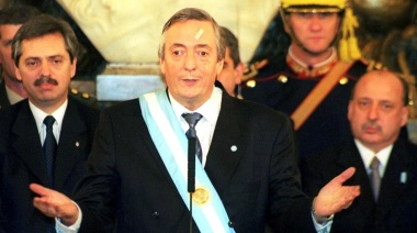 A 20 años de la asunción de Néstor Kirchner: las mejores fotos y el blooper con el periodista que le abrió la cabeza