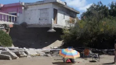 Se derrumbó otra casa sobre la playa en Mar del Tuyú y una persona resultó herida