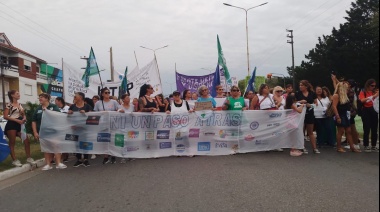 Multitudinaria marcha por el 8M en La Costa