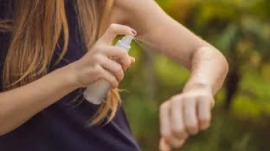 Campaña contra el dengue: PBA produce repelentes que entrega en los barrios