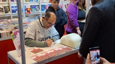 El periodista y escritor costero Leandro Balducci participó de la Feria del Libro con su obra “Bernao, ídolo y loco