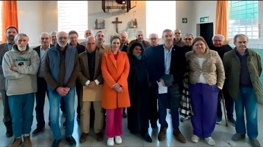 La foto que quiere borrar la memoria: así sonrieron genocidas y diputados libertarios
