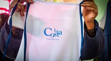 La cooperativa «Hecho en La Costa» entregó cofias y delantales a auxiliares de la Escuela Primaria Nº 3 de Las Toninas