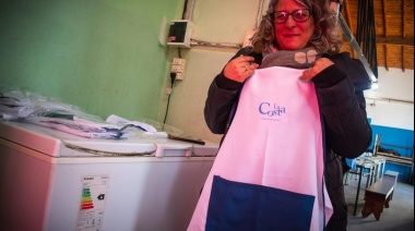 La cooperativa «Hecho en La Costa» entregó cofias y delantales a auxiliares de la Escuela Primaria Nº 3 de Las Toninas