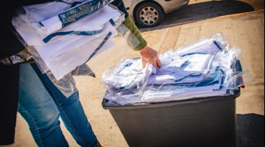 La cooperativa «Hecho en La Costa» entregó cofias y delantales a auxiliares de la Escuela Primaria Nº 3 de Las Toninas