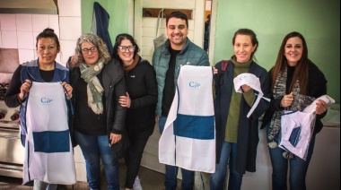 La cooperativa «Hecho en La Costa» entregó cofias y delantales a auxiliares de la Escuela Primaria Nº 3 de Las Toninas