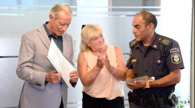 La Municipalidad de la Costa otorgó un reconocimiento al Sargento Miguel Ángel Correa por el rescate de una vecina