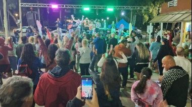 La Lucila del Mar recibió el Día de los Enamorados con música en vivo frente al muelle