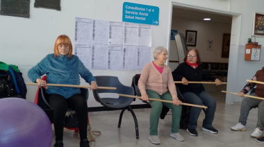 Adultos mayores participan de una propuesta que combina salud y deporte en el Hospital de San Clemente del Tuyú