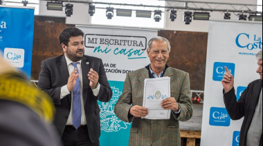 Emocionante entrega de escrituras a más de 270 familias costeras