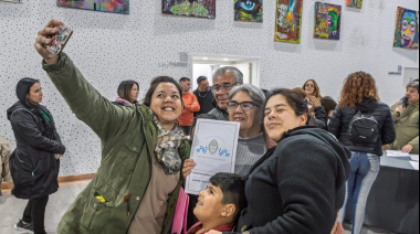 Emocionante entrega de escrituras a más de 270 familias costeras