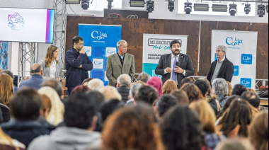 Emocionante entrega de escrituras a más de 270 familias costeras