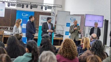 Emocionante entrega de escrituras a más de 270 familias costeras
