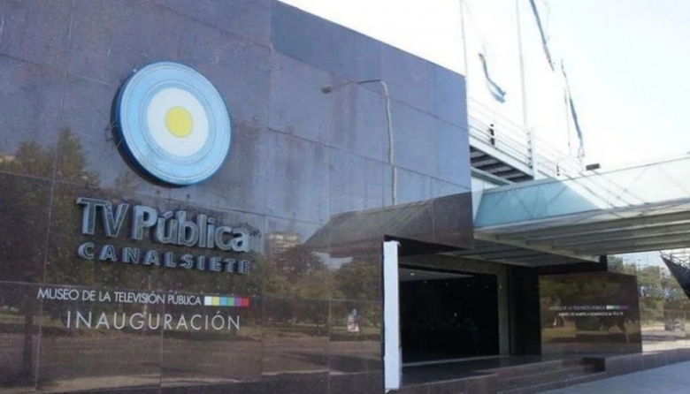 Milei adelantó que privatizará la TV Pública, Télam y Radio Nacional: qué hará con YPF