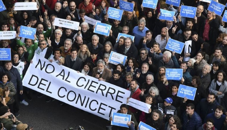 Científicos rechazaron la propuesta de Milei para eliminar el Conicet y el Ministerio de Ciencia