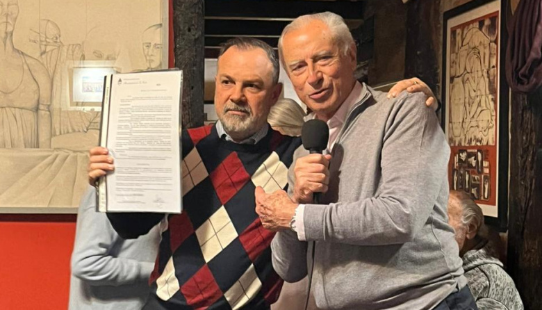 Gustavo Sylvestre presentó su libro en La Costa y fue distinguido como "Personalidad Destacada de la Comunicación