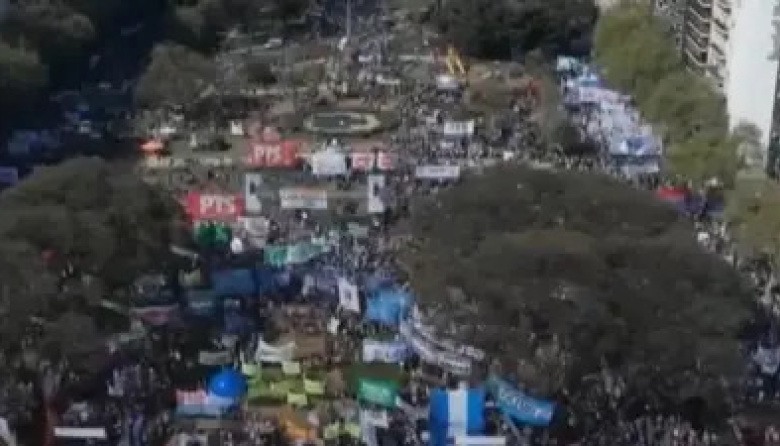 Miles se movilizan en las calles y llegan al Congreso para rechazar los vetos de Milei