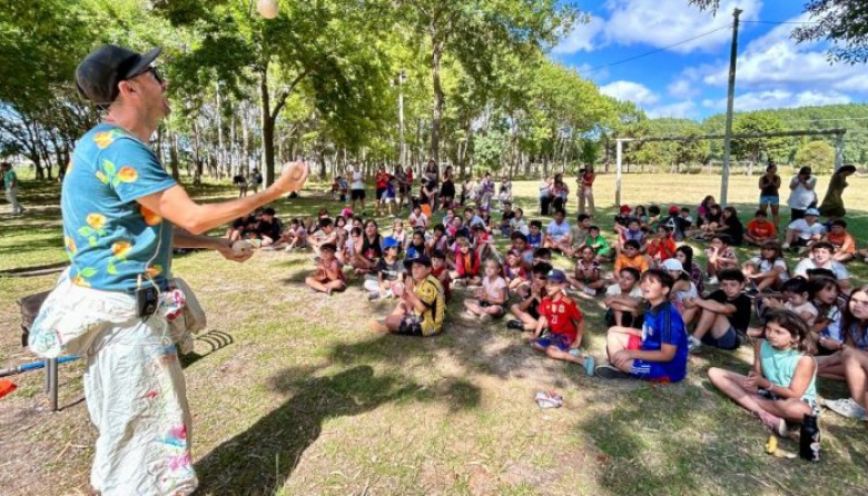 Se viene una jornada recreativa y deportiva con estudiantes de la Escuela Abierta de Verano en Mar de Ajó