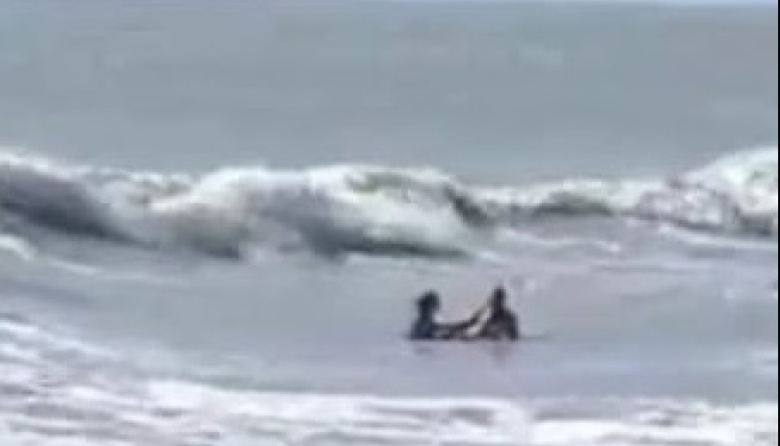 Una fuerte ola le quitó la vida a un turista en Las Toninas