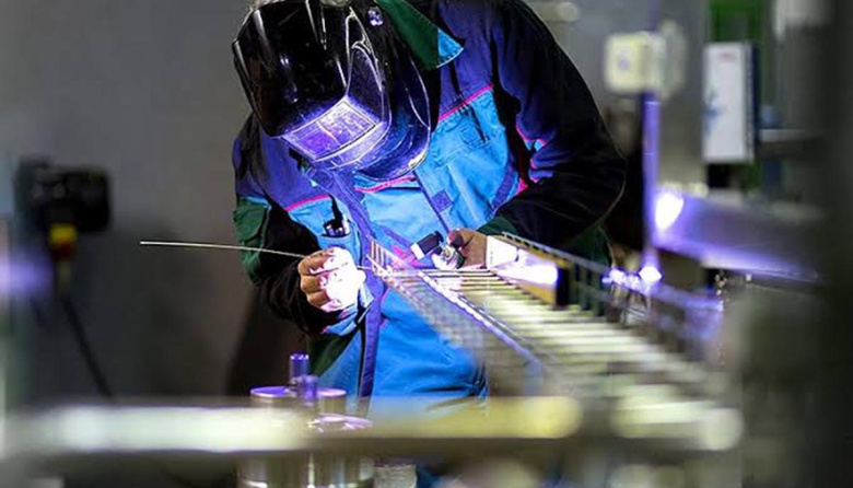 El empleo formal en la Argentina suma 14 meses en caída y el salario mínimo está en su piso histórico