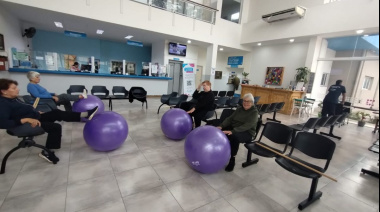 Adultos mayores participan de una propuesta que combina salud y deporte en el Hospital de San Clemente del Tuyú