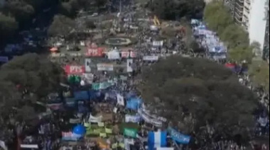 Miles se movilizan en las calles y llegan al Congreso para rechazar los vetos de Milei