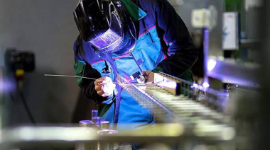 El empleo formal en la Argentina suma 14 meses en caída y el salario mínimo está en su piso histórico