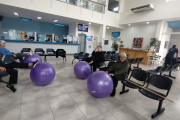 Adultos mayores participan de una propuesta que combina salud y deporte en el Hospital de San Clemente del Tuyú